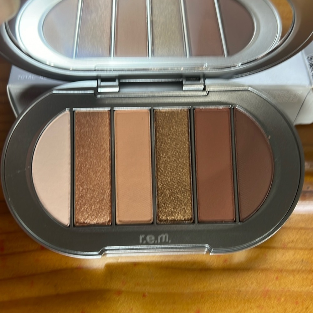 r.e.m. beauty Midnight Shadows Palette in Babydoll